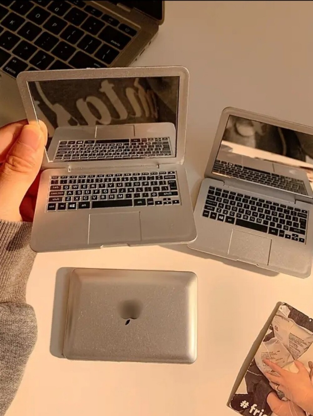 Handheld mirror Laptop Design